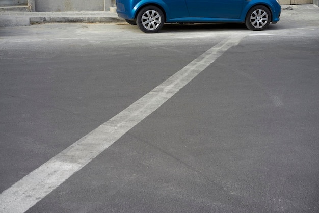 Foto auto parcheggiata sulla strada