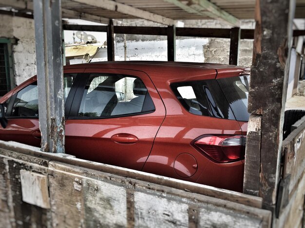 Photo car parked in wooden parking lot