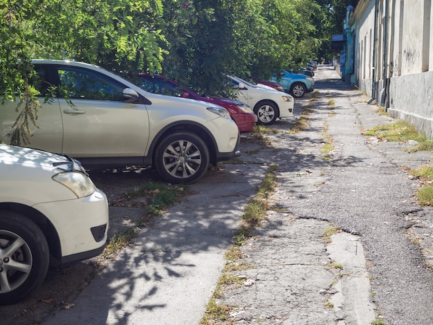 壊れた歩道の駐車場