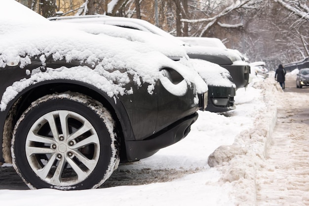 大雪の後の駐車場の車