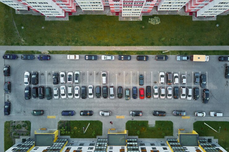 Автостоянка возле современных жилых домов с высоты птичьего полета жилой сектор