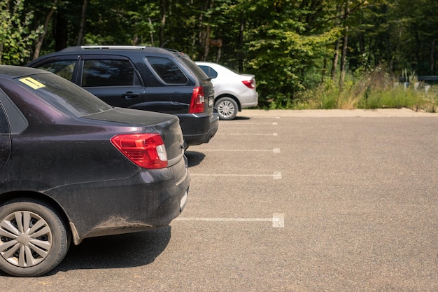 写真 道路のクローズアップの横にある駐車場