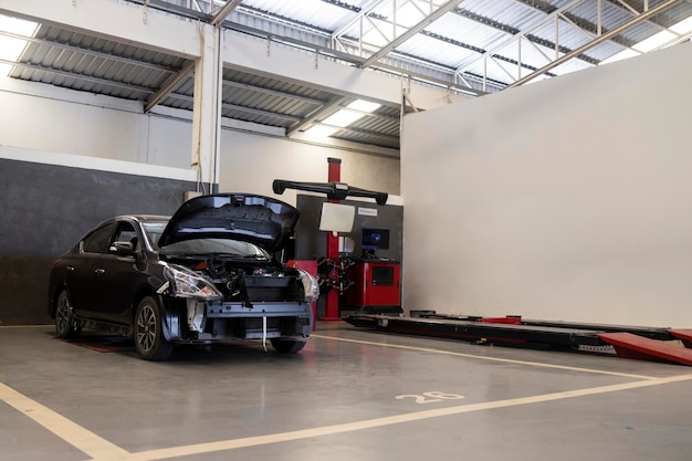 Riparazione auto nella stazione di servizio del garage con softfocus e luce eccessiva sullo sfondo