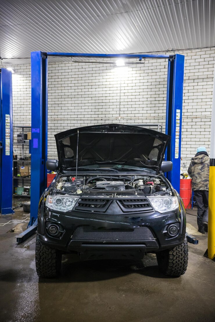 車の修理サービスフードが開いた車