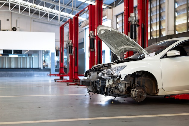 Foto auto in stazione di riparazione e carrozzeria