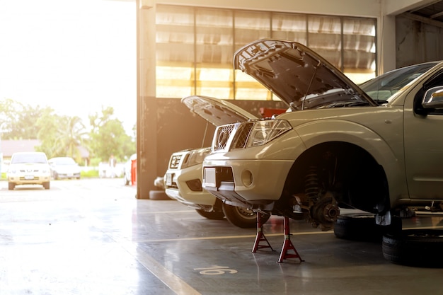 ソフトフォーカスとバックライトの上の車の修理ステーション