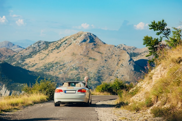 Photo the car rides on mountain roads