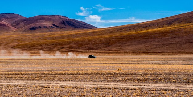 Photo car riding in bolivian sunshine landscape