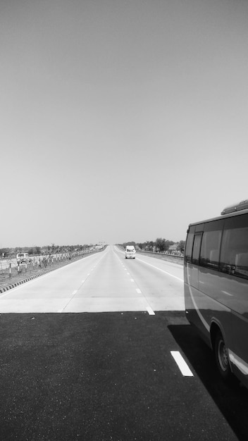 Photo car on road against clear sky