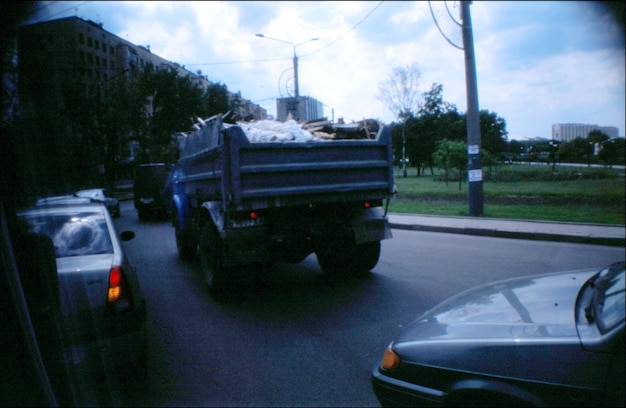 Photo car on road against cloudy sky