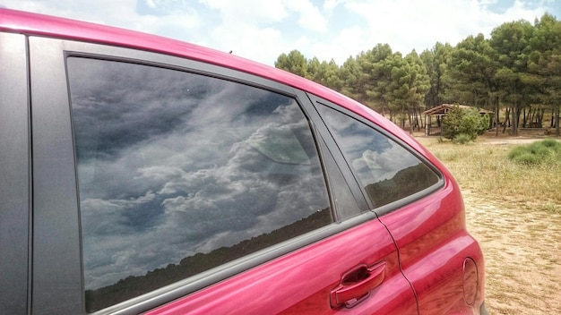 Photo car on road against cloudy sky