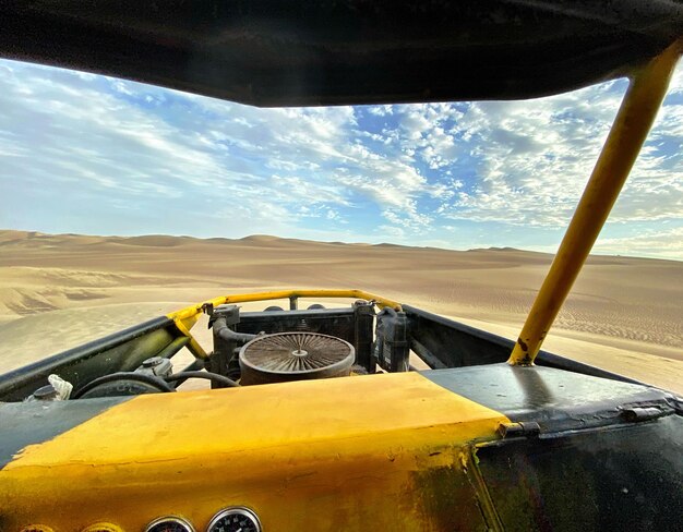 Foto auto sulla strada contro il cielo