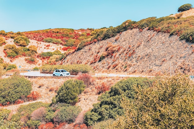 イタリア、キア、カリアリ、サルデーニャ島の道路上の車