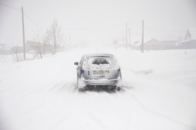 雪に覆われた道路上の車
