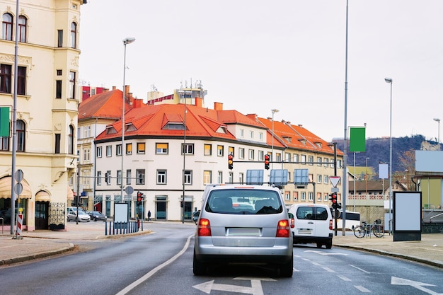 Автомобиль на дороге в Мариборе в Словении. Архитектура здания на заднем плане. Вид на город и улицу