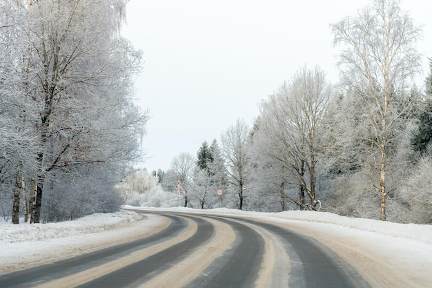 Photo car road in the snow in frosty winter weather