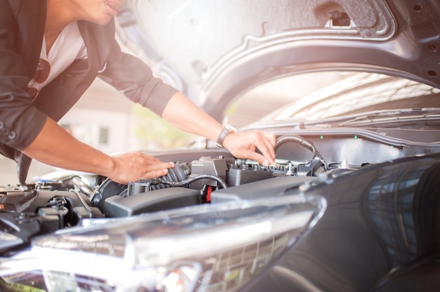 Foto ispezione della sicurezza dell'automobile e controllo degli accessori del motore