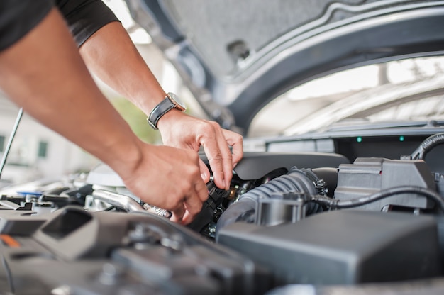 Foto ispezione della sicurezza dell'automobile e controllo degli accessori del motore