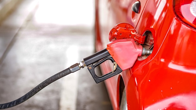 Foto rifornimento di auto e scooter alla stazione di servizioenergia elettrica per l'energia vecchia auto