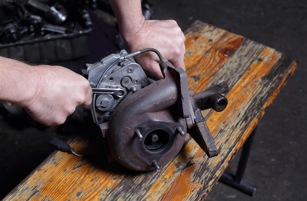 Автосервис Руки механика по ремонту двигателей с гаечным ключом Гайка центробежного компрессора