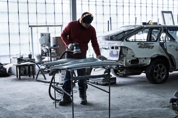 Car service werknemer reparaties herstelt auto