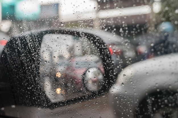 リアビューのための車のサイドミラーと交通反射の背景と雨の水滴