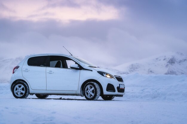 Foto auto su un terreno coperto di neve