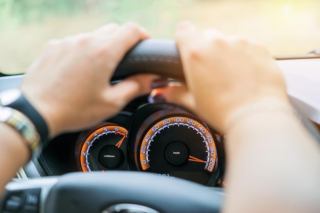 写真 車のスピード メーターと女性の手の選択と集中