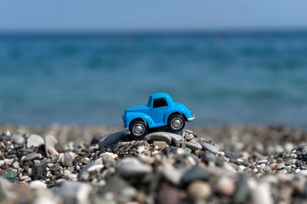해변의 돌 위에 서 있는 자동차
