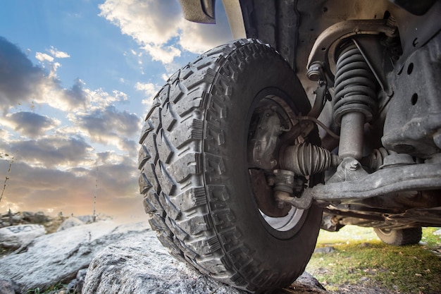 Foto il sistema di sterzo e sospensione di un suv fuoristrada supera gli ostacoli naturali nel viaggio