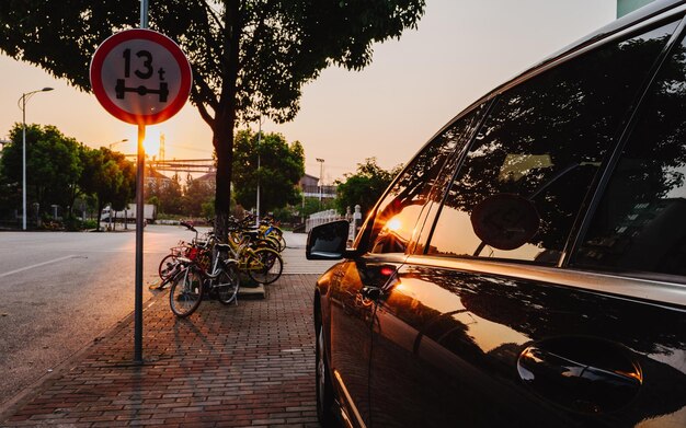 夕暮れの空に照らされた通りでの車