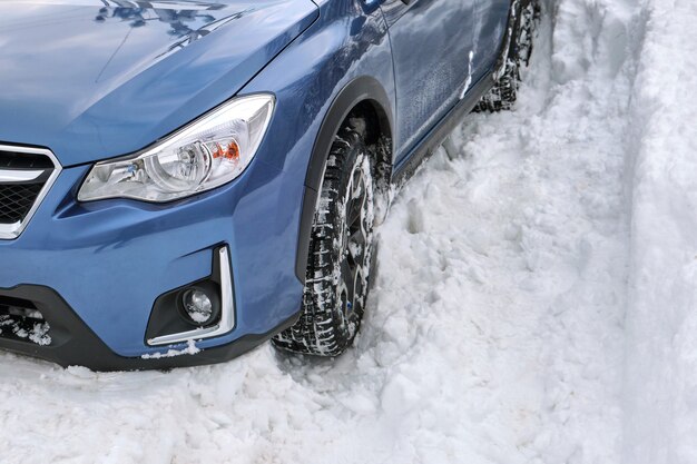 Auto bloccata nella neve profonda in una fredda giornata invernale.