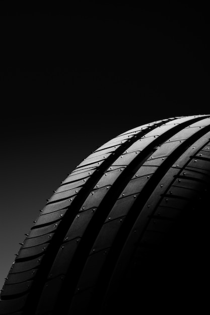 Автомобильная шина на черном