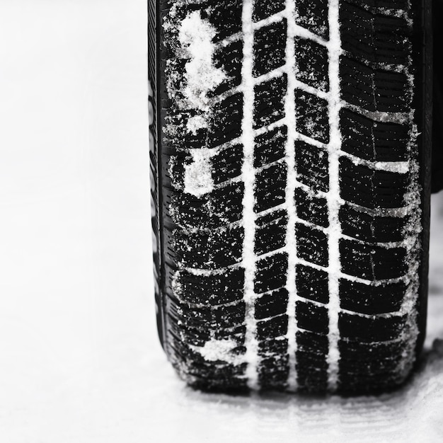 写真 冬の道路の車のタイヤ美しい冬の季節の背景