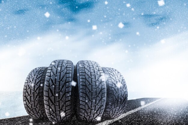 Фото Автомобильные шины на зимней дороге