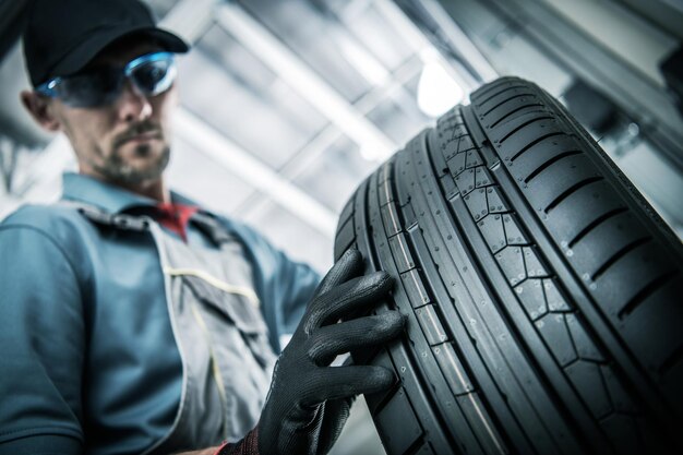 Foto addetto alla vendita di pneumatici per auto