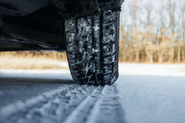 Pneumatici per auto in shogo tracce di ruote nella neve in inverno