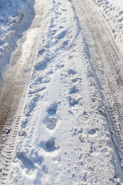 Foto pista automobilistica e impronte umane su neve bianca