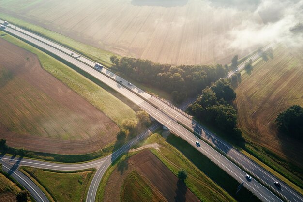 Photo car traffic on highway at summer day aerial view