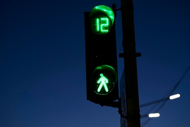 歩行者用の車の信号機 市内の夕方に道路を安全に横切るための信号機