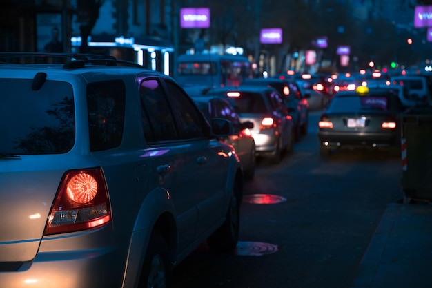 夜の街路での車の交通xA