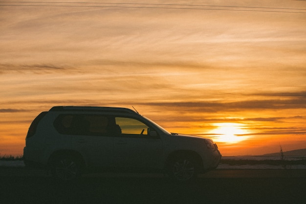 Фото Концепция путешествия автомобиля. закат на дороге. образ жизни