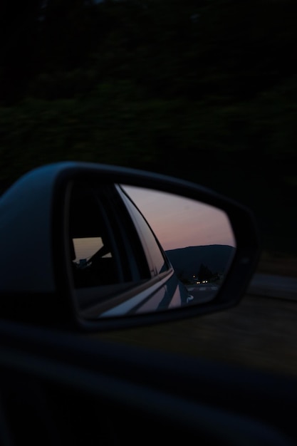 写真 日没時の車の旅