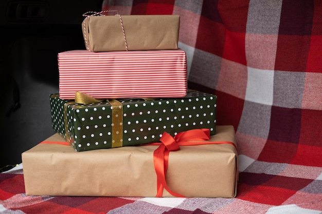 Багажник автомобиля, полный подарочных коробок, подарков и гирлянд на рождественские праздники