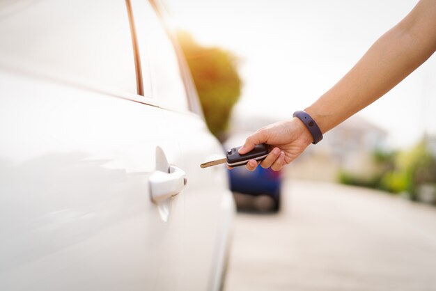 L'auto sblocca il punto remoto per aprire la porta