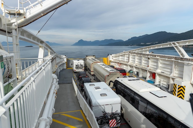 Foto car veerboot die de fjord in noorwegen oversteekt