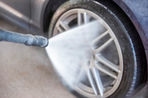 Foto autolavaggio con acqua sotto pressione annuncio di autolavaggio self-service con spazio per copia spazio o p...