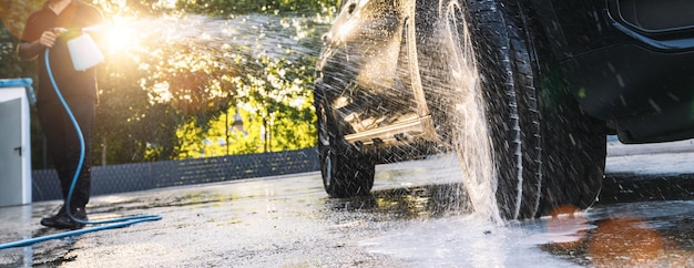 洗車。夏に高圧水を使って車を掃除する