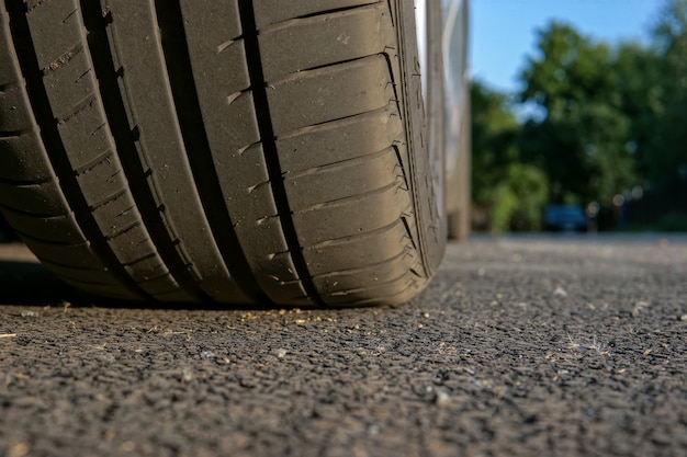 Ruota di automobile sull'asfalto