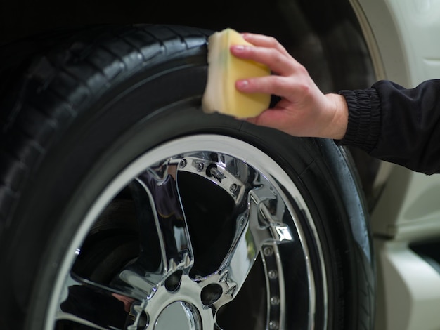 Photo car wheel and hand the men, rubbing tires